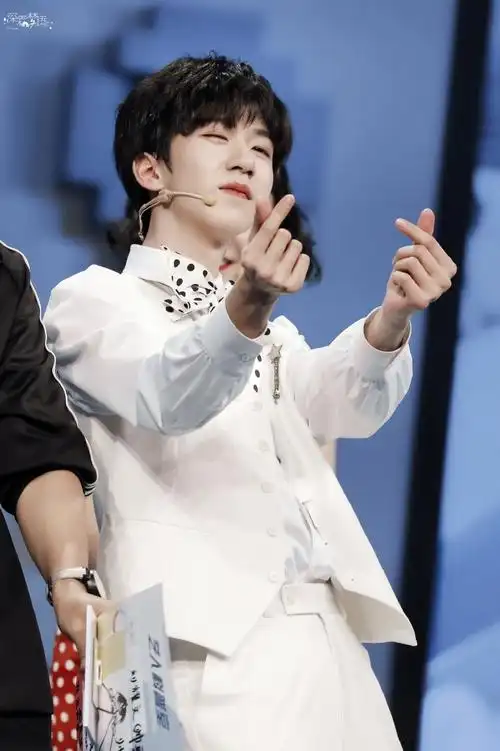 接招吧前辈叮咚～今天谷雨节气,掉落一份比心小霖@时代少年团-贺峻霖