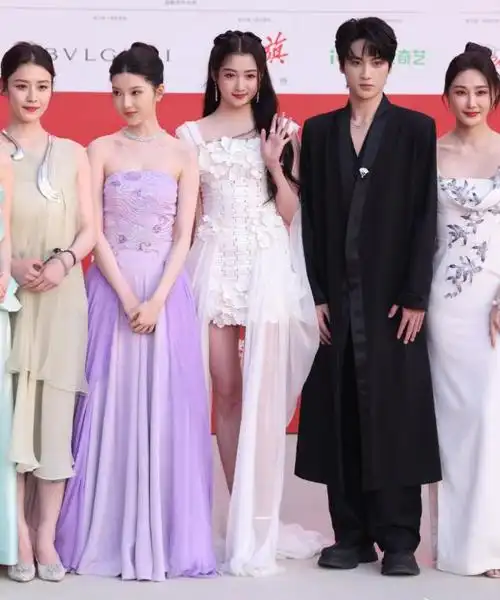 北京这一晚林志玲惊艳亮相关晓彤丢c位臭脸娜然搔首弄姿