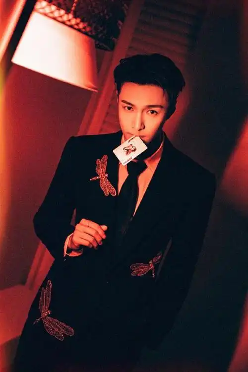 张艺兴太红了##张艺兴在线发牌