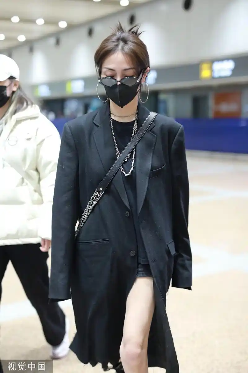 组图:谢可寅穿西服大衣抵达机场 戴墨镜大秀美腿飒爽有范