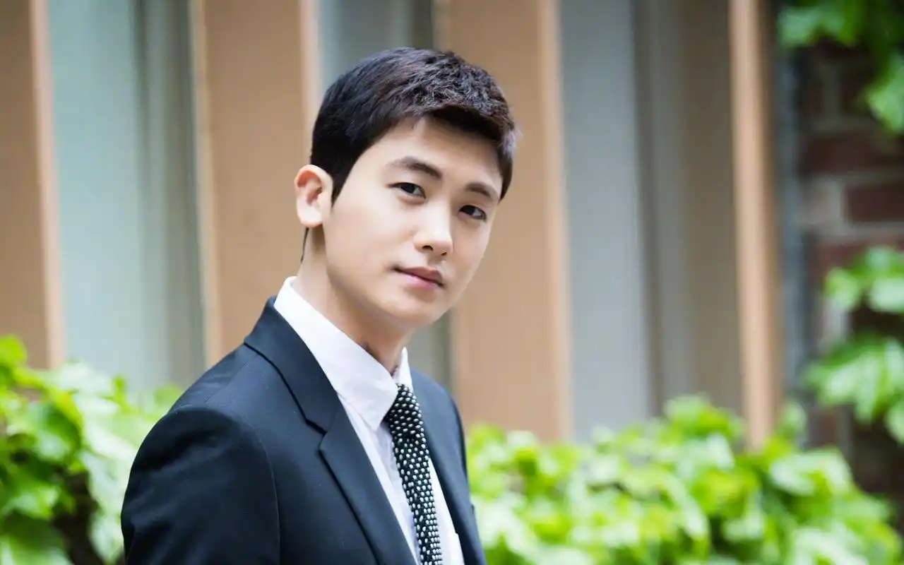 韩剧《suits》朴炯植帅气图片桌面壁纸