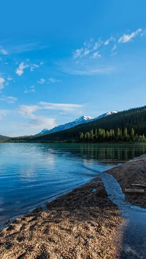 蓝色天空下的山水
