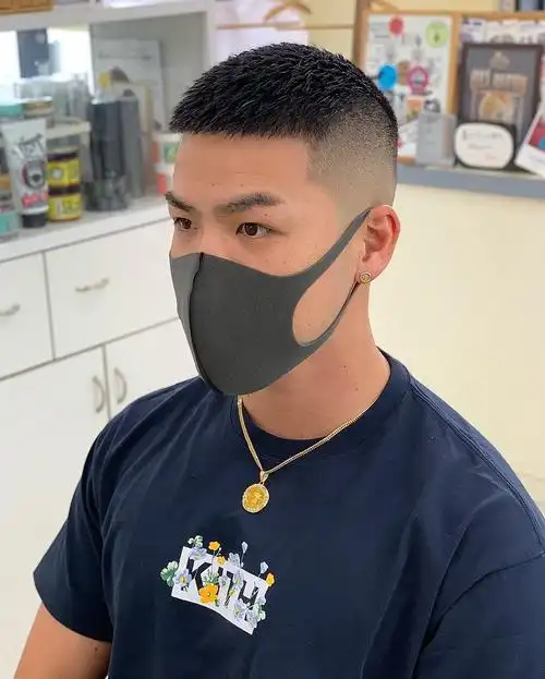 发型也是越剪越短,特别是过了30岁以后,一般都喜欢超短的男士发型