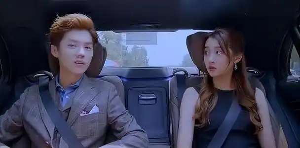 事实证明,和鹿晗挺过"七年之痒"的关晓彤,已经走上另一条道路