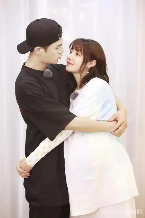 麦迪娜为姜潮庆生秀恩爱,产后三个月瘦出尖下巴与铅笔腿