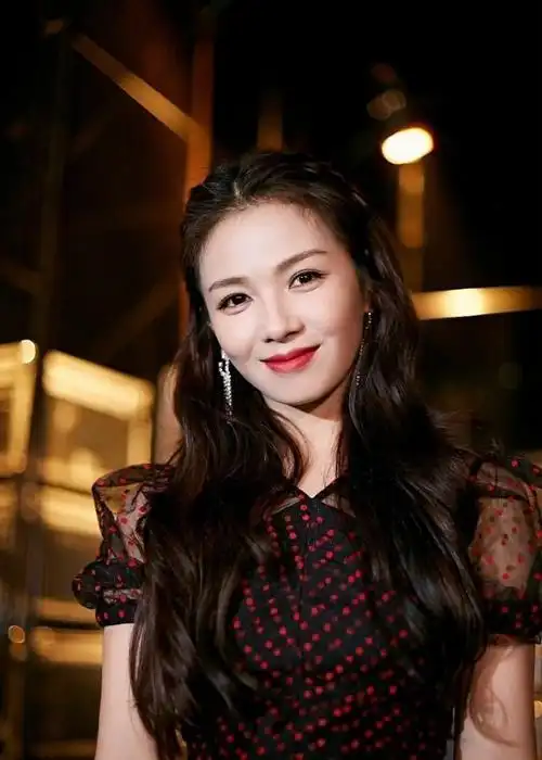 43岁刘涛打扮成23岁小姑娘黑色薄纱裙配红波点娇嫩感挡不住