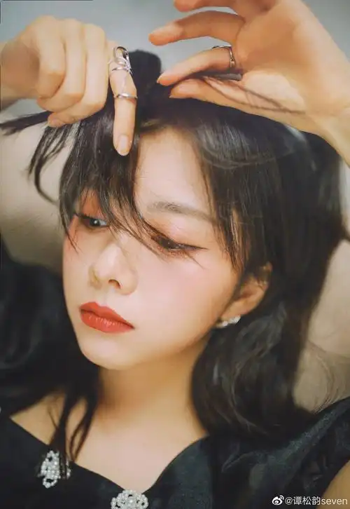 难怪会领衔新四小花旦,披着长发太清纯啦谭松韵相信大家都非常熟悉了