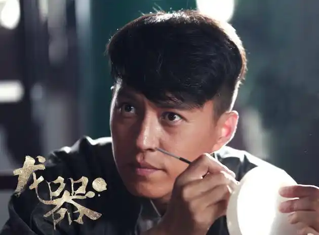 《龙器》正在北京电视台影视剧频道黄金档五集连播,此次靳东再度刷新