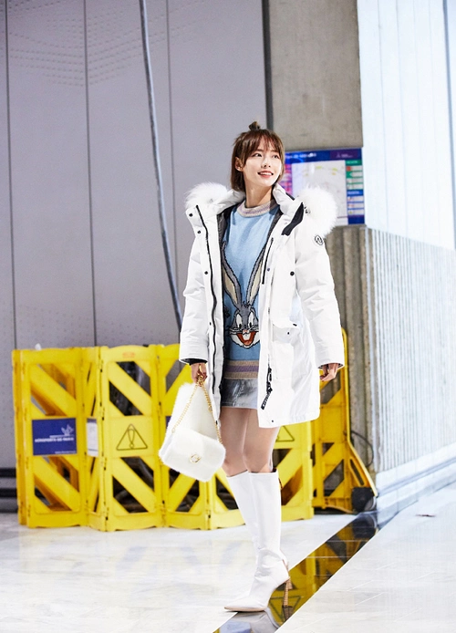 张嘉倪学00后穿"美少女靴",谁料搭三分裙,33岁凹出"漫画腿"