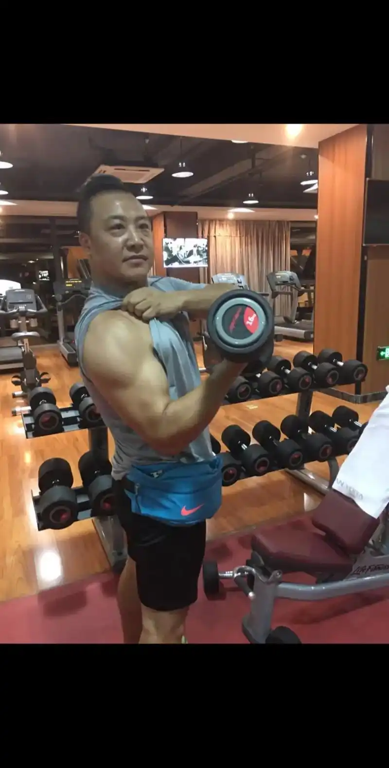 把时间拨到5年前,状态比现在好多了,废话不说,今天起开始训练 - 抖音