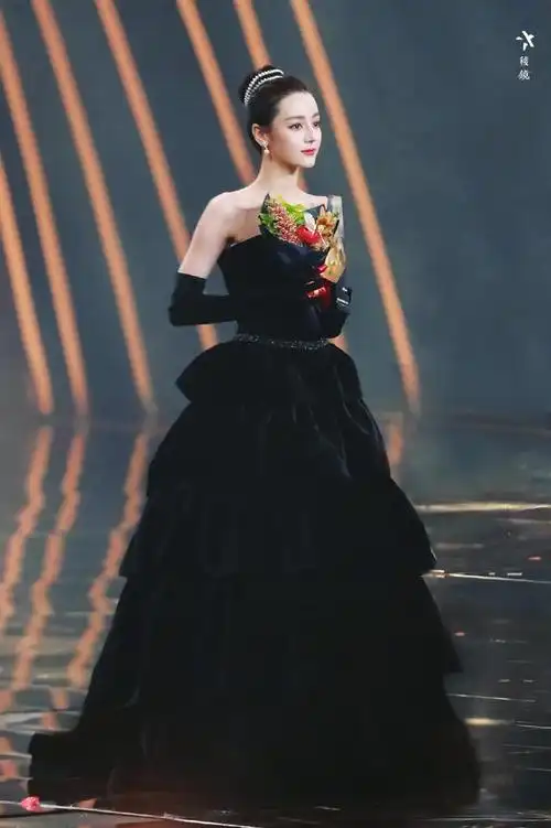 迪丽热巴赫本风造型直接封神