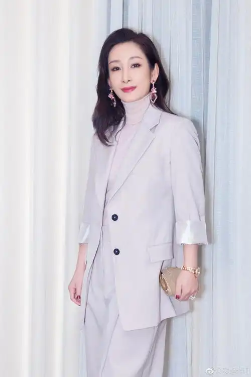 秦海璐亮相2017国剧盛典红毯