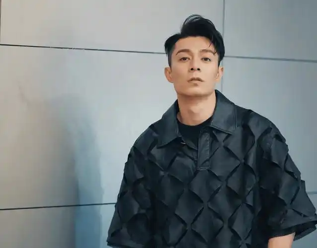 香港知名男星洗澡时遭偷拍,打着赤膊下半身被马赛克遮挡_周柏豪_照片