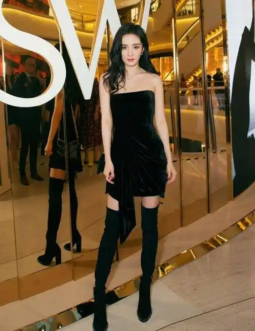 32岁杨幂身材真好,穿抹身材短裙搭配长筒靴,这腿和我手臂一样细_靴子