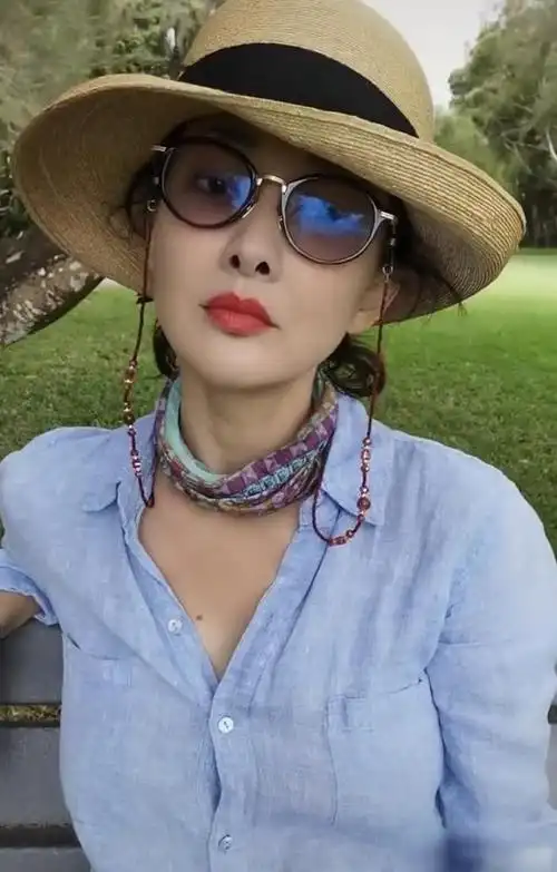 47岁牛莉真胆大穿衬衫故意少系两颗扣雪白事业线太撩人