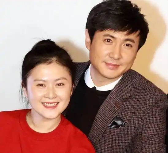 大家也不要再给人家造谣了,这些话说多了会影响人家一家三口的幸福