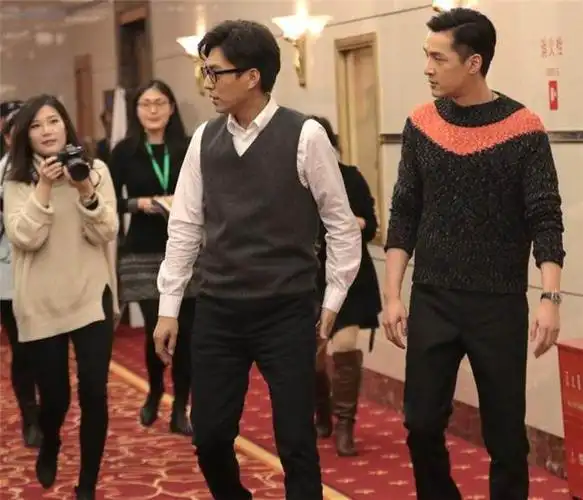 靳东老婆晒父子3人合照小儿子的鞋成焦点网友教育观念很好