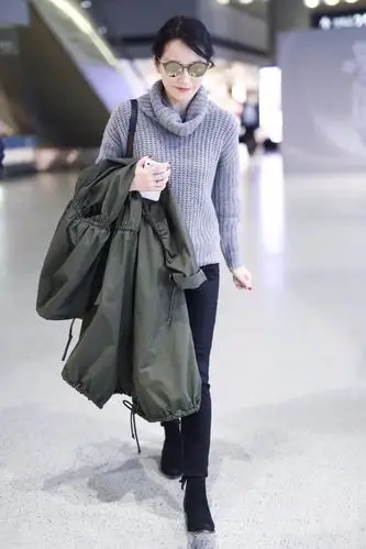 俞飞鸿机场清爽搭配凸显好气质,造型简单又清爽,真女神范儿!_新浪看点