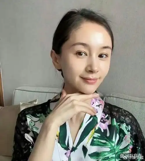 王子文卸妆亮相,自然美丽不遮掩