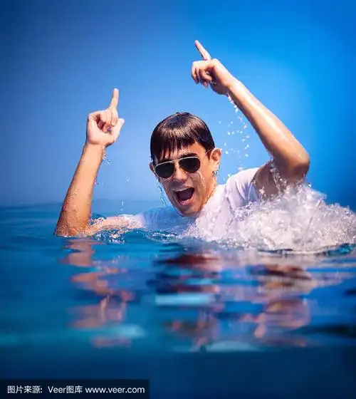酷少年在泳池里戏水