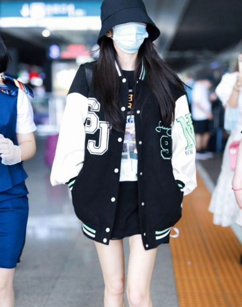 杨幂机场私服穿搭棒球服打扮元气又时尚美腿线条依旧勾人