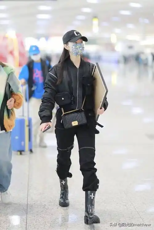 一身黑色look现身机场,低调时髦筒约不简单.2021-12-25 17:19