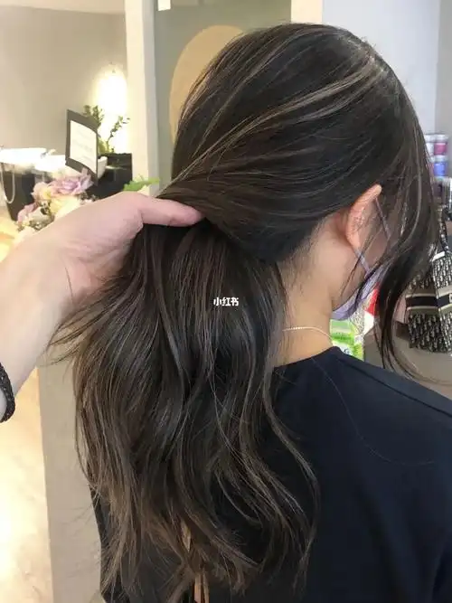 浅漂一下全头漂百分之3的头发～这样染也很好