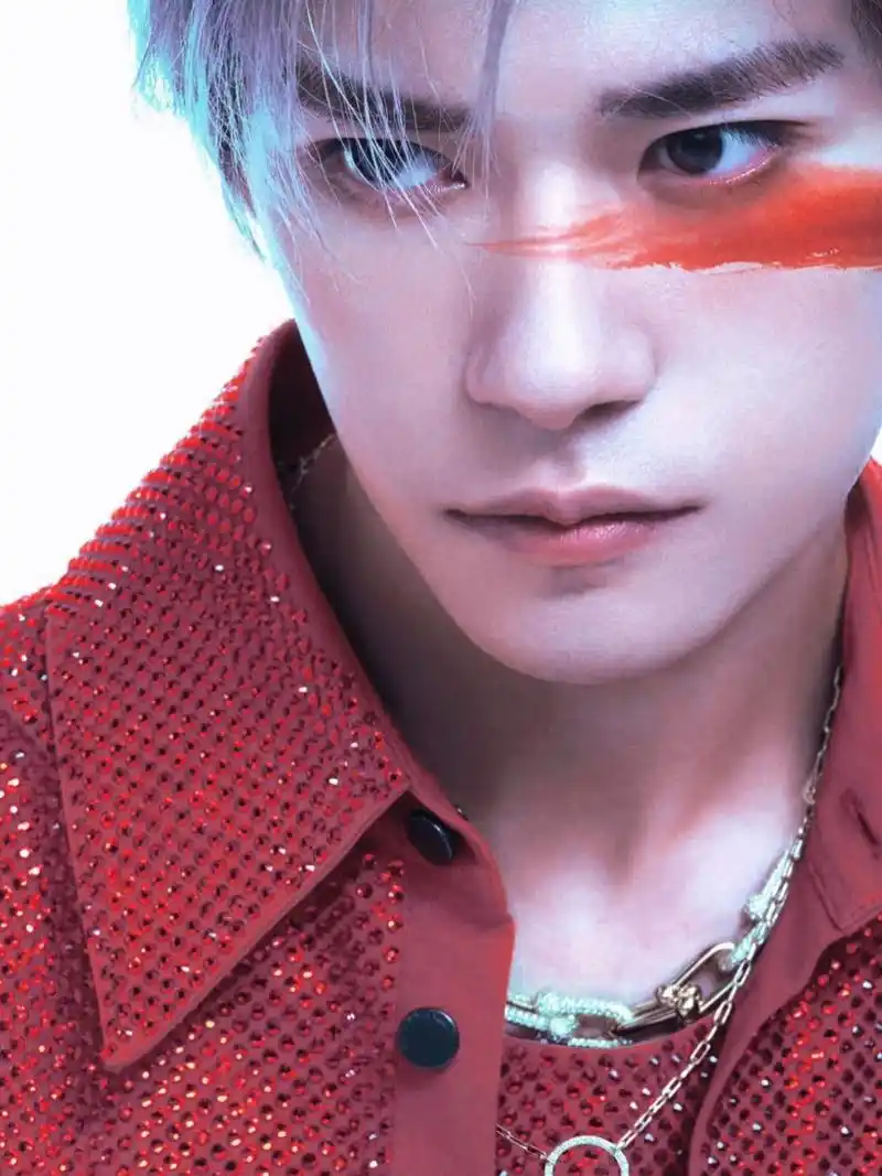 易烊千玺昨晚的大花轿在演唱会上真的是杀疯了的状态,今天众粉丝发的