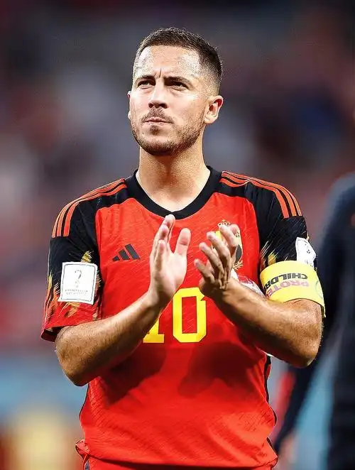 31岁比利时队长阿扎尔宣布告别国家队,英雄迟暮,祝未来一切安好-度小