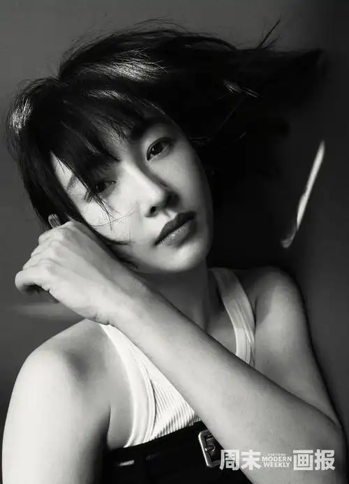 剪了短发的白百何演绎了多套清凉造型,少女感满满.