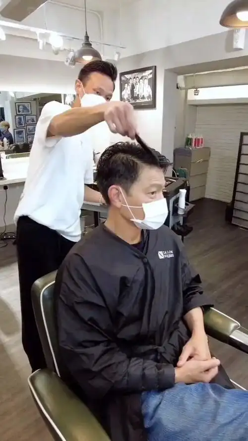 刘德华为了拍电影,烫了新发型@{uid:1502349662339070,nick:经