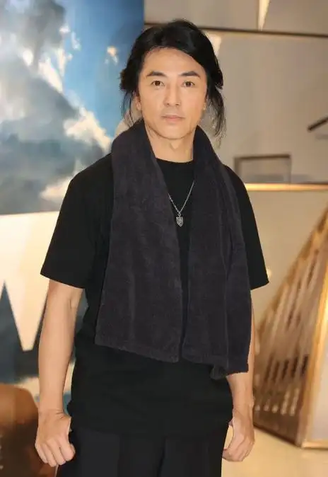 55岁郑伊健美国带病开演唱会愧疚向观众道歉连说两句对不住