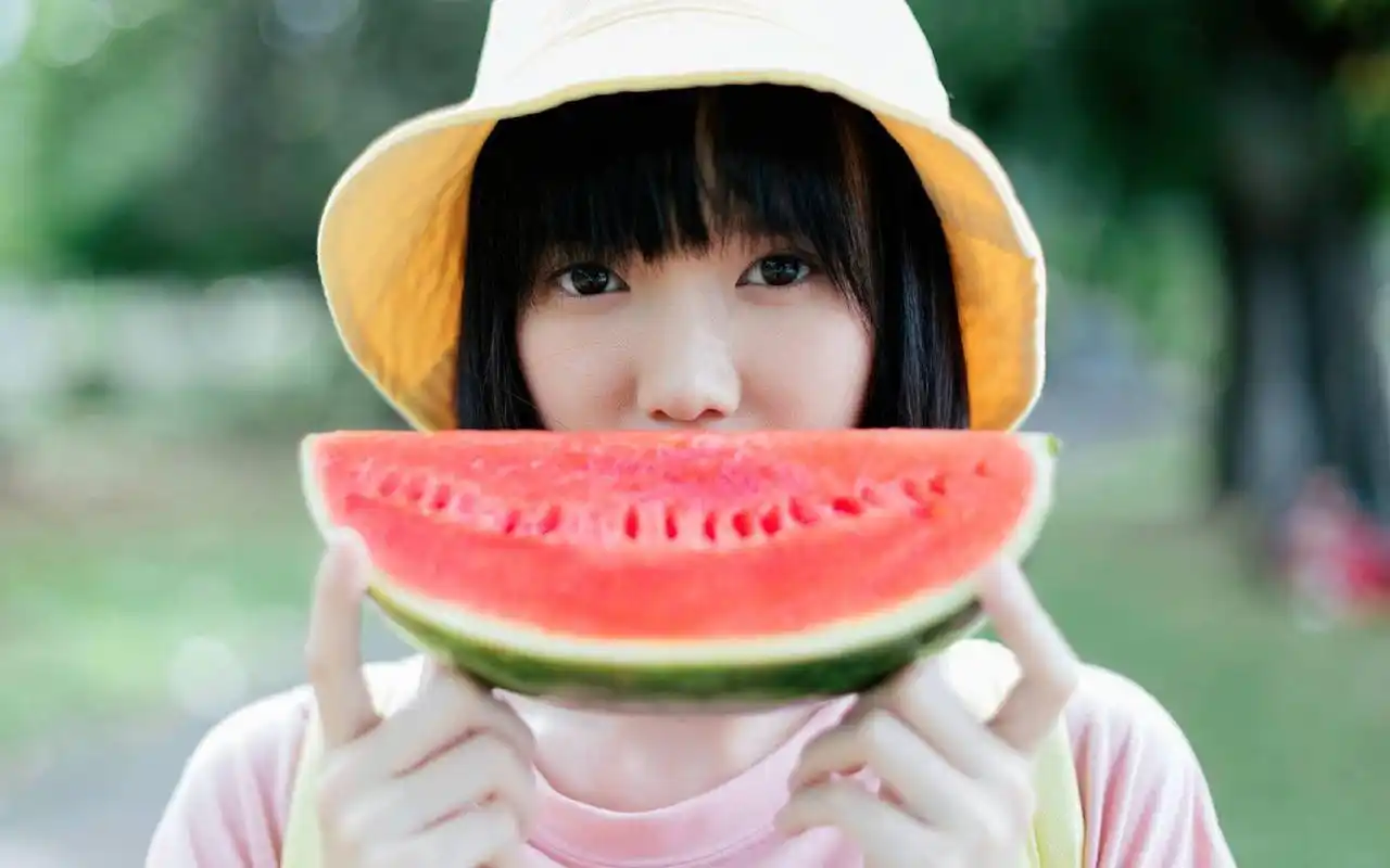 可爱短发少女高清桌面壁纸