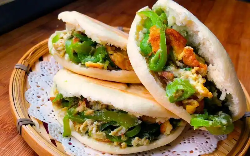 烧饼夹菜,青椒鸡蛋馅,10块钱成本做了一大盆!