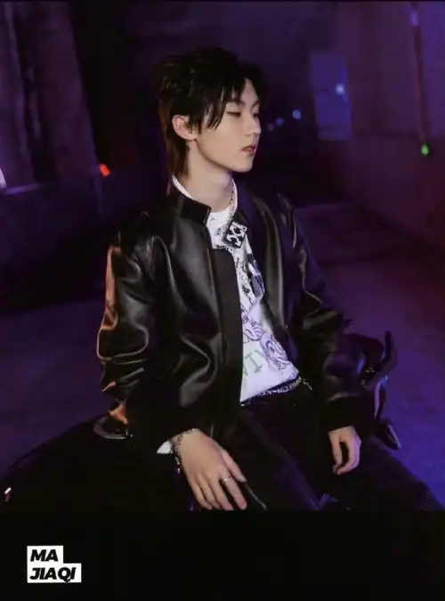 《侠》单人海报侧颜太蛊了01狠狠喜欢马哥的小辫子造型@时代少年团