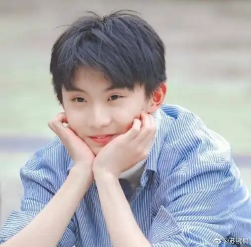 宠溺地看马笑笑玩的马嘉祺