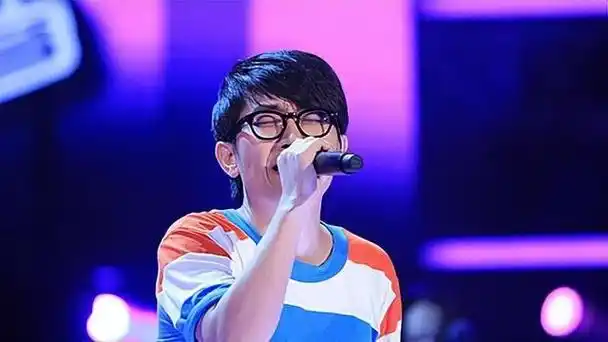 2012年在《中国好声音》的舞台上,身穿条纹t恤,带着黑框眼镜的金志文