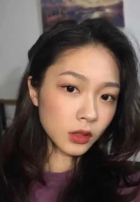 黄皮肤的人用紫色腮红可以显白,那么应该配什么颜色的口红呐?