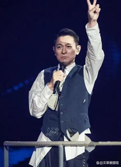 近日刘德华在上海进行了一场盛大演唱会后,在演唱过程中突然做出高空"