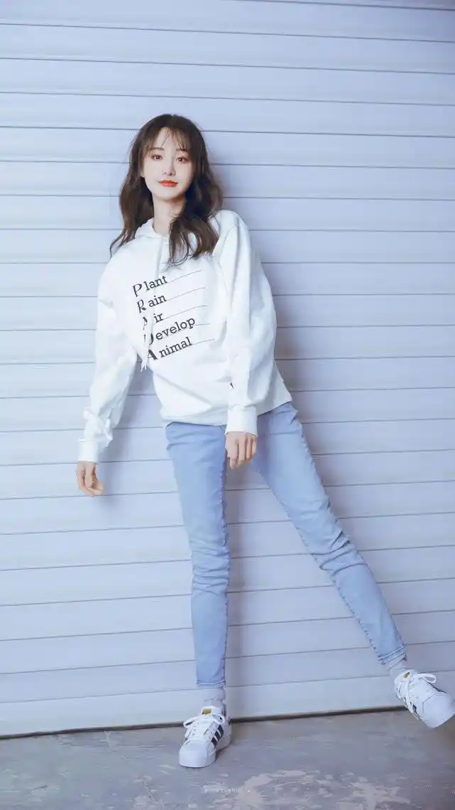 郑爽又减肥了?换穿衣风格更显瘦,这双腿是认真的吗?