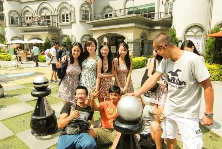 醉汉们开始到处找美女路人合照了,赶快假装不认识他们.