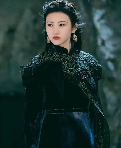 她精致大气的五官搭配复古多样的服装造型,非常地适合原作中司藤冷艳