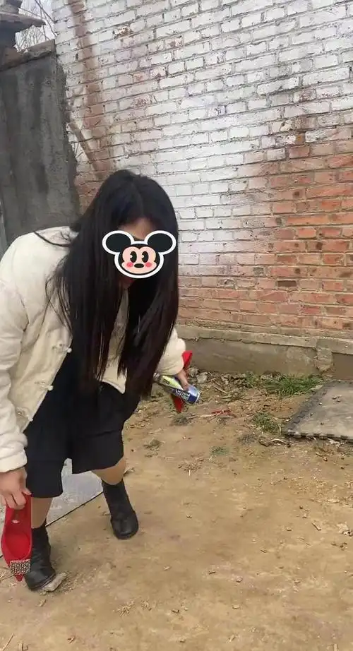 女子喝醉酒手持红色高跟鞋和啤酒要和母亲干杯庆祝我相亲成功