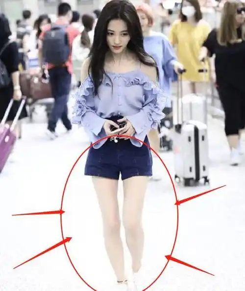 鞠婧祎机场生图曝光,细看腿部失去精修待遇后,真实身高让人怀疑_感觉