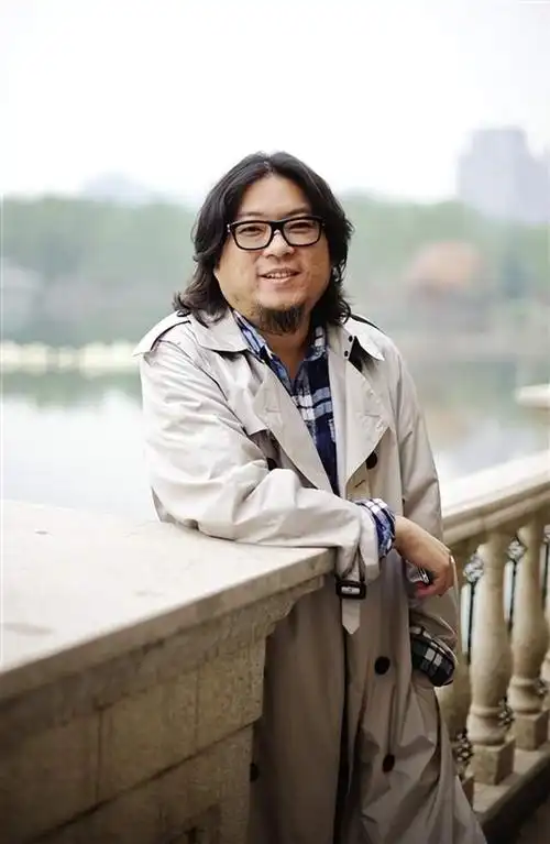 54岁高晓松减肥成功,眼镜摘了长发剪了似精神小伙,准备复出了?