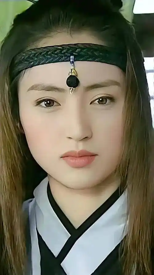 "女神龙"董璇年过40,身材十分丰腴性感,比年轻时更成熟迷人