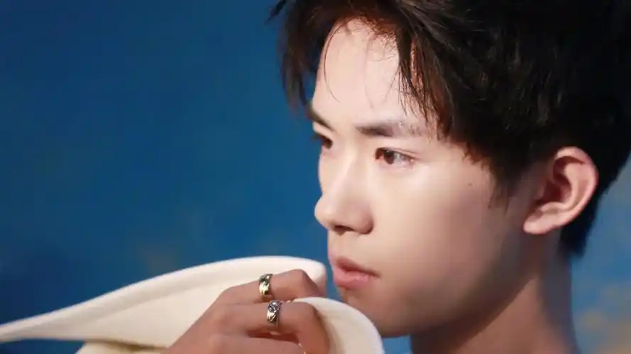 易烊千玺路边没钱买烤肠,心疼千玺宝宝找人要钱