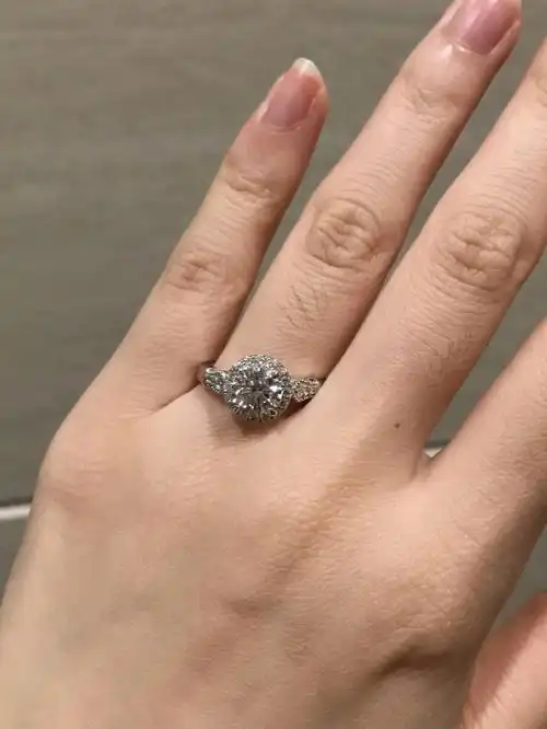 钻戒终于到手一份迟来的浪漫