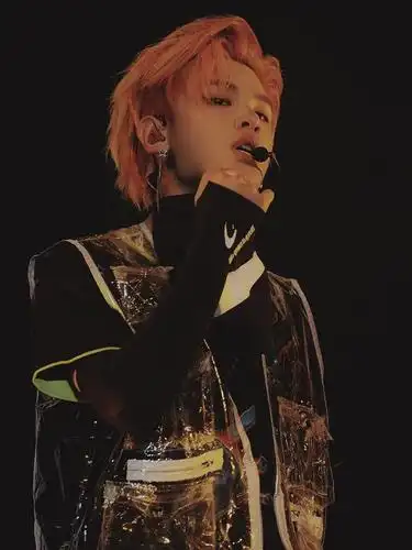 黄明昊justin终于换发型,剪掉长发戴黑框眼镜,乖巧又清爽!