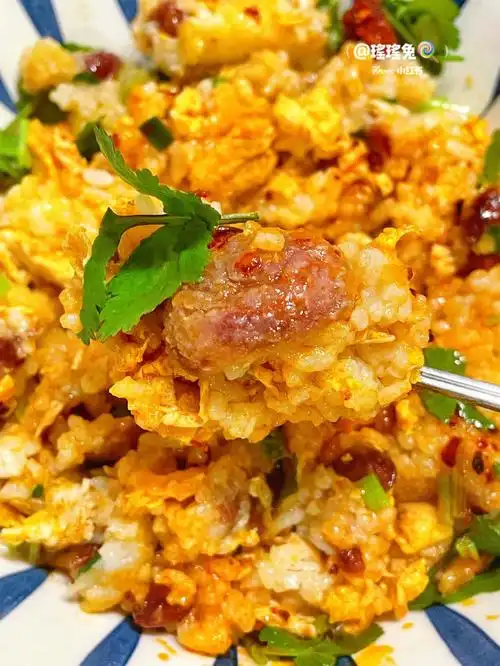 和米饭一起蒸出来,米饭都是腊香肠的味道,拌上鸡蛋酱和炸的香香的花生
